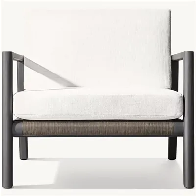 কুশন সহ বেত লাউঞ্জ চেয়ার